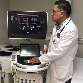 Rodrigo Medina Alba Cardiólogo doctor analizando examenes