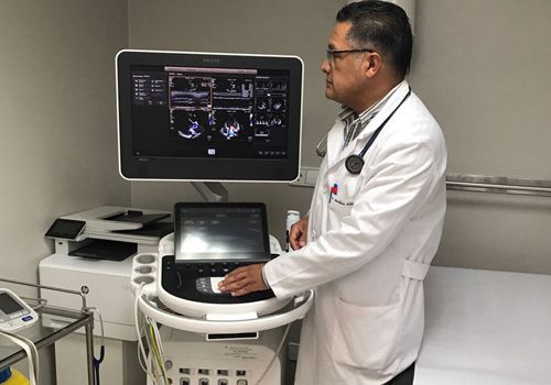 Rodrigo Medina Alba Cardiólogo Doctor analizando pruebas